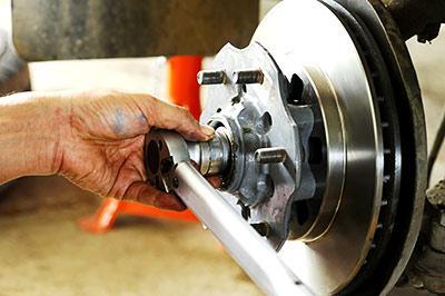 Image of a mechanic servicing some car brakes at Active Green + Ross Complete Tire & Auto Centre in Toronto, ON